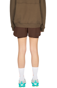 Running shorts in Red Brown, featuring an inner lining and side vents. The 3-inch Flow Shorts offer a soft stretch and are made from ECONYL®. Podium Logo on the front and a reflective "Finish in a Good Place" slogan on the back. Includes one pocket in the inner lining and a hidden pocket at the back. Also available in a 5-inch length.