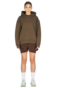 Running shorts in Red Brown, featuring an inner lining and side vents. The 3-inch Flow Shorts offer a soft stretch and are made from ECONYL®. Podium Logo on the front and a reflective "Finish in a Good Place" slogan on the back. Includes one pocket in the inner lining and a hidden pocket at the back. Also available in a 5-inch length.