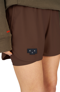 Running shorts in Red Brown, featuring an inner lining and side vents. The 3-inch Flow Shorts offer a soft stretch and are made from ECONYL®. Podium Logo on the front and a reflective "Finish in a Good Place" slogan on the back. Includes one pocket in the inner lining and a hidden pocket at the back. Also available in a 5-inch length.