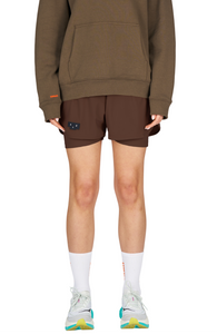 Running shorts in Red Brown, featuring an inner lining and side vents. The 3-inch Flow Shorts offer a soft stretch and are made from ECONYL®. Podium Logo on the front and a reflective "Finish in a Good Place" slogan on the back. Includes one pocket in the inner lining and a hidden pocket at the back. Also available in a 5-inch length.