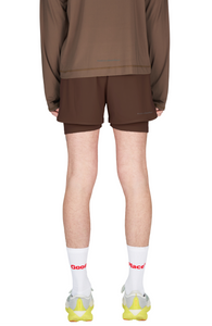 Running shorts in Red Brown, featuring an inner lining and side vents. The 3-inch Flow Shorts offer a soft stretch and are made from ECONYL®. Podium Logo on the front and a reflective "Finish in a Good Place" slogan on the back. Includes one pocket in the inner lining and a hidden pocket at the back. Also available in a 5-inch length.