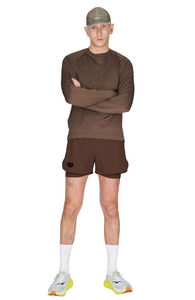 Running shorts in Red Brown, featuring an inner lining and side vents. The 3-inch Flow Shorts offer a soft stretch and are made from ECONYL®. Podium Logo on the front and a reflective "Finish in a Good Place" slogan on the back. Includes one pocket in the inner lining and a hidden pocket at the back. Also available in a 5-inch length.