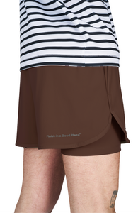 Running shorts in Red Brown, featuring an inner lining and side vents. The 3-inch Flow Shorts offer a soft stretch and are made from ECONYL®. Podium Logo on the front and a reflective "Finish in a Good Place" slogan on the back. Includes one pocket in the inner lining and a hidden pocket at the back. Also available in a 5-inch length.