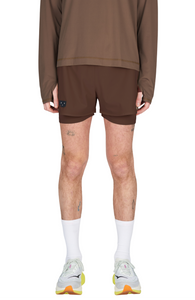 Running shorts in Red Brown, featuring an inner lining and side vents. The 3-inch Flow Shorts offer a soft stretch and are made from ECONYL®. Podium Logo on the front and a reflective "Finish in a Good Place" slogan on the back. Includes one pocket in the inner lining and a hidden pocket at the back. Also available in a 5-inch length.