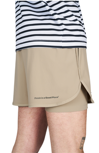 Running shorts in Warm Sand, featuring an inner lining and side vents. The 3-inch Flow Shorts offer a soft stretch and are made from ECONYL®. Podium Logo on the front and a reflective "Finish in a Good Place" slogan on the back. Includes one pocket in the inner lining and a hidden pocket at the back. Also available in a 5-inch length.