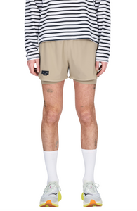 Running shorts in Warm Sand, featuring an inner lining and side vents. The 3-inch Flow Shorts offer a soft stretch and are made from ECONYL®. Podium Logo on the front and a reflective "Finish in a Good Place" slogan on the back. Includes one pocket in the inner lining and a hidden pocket at the back. Also available in a 5-inch length.