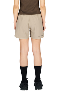 Women's running shorts in Warm Sand, featuring an inner lining and side vents. The 5-inch Flow Shorts offer a soft stretch and are made from ECONYL®. Podium Logo on the front and a reflective "Finish in a Good Place" slogan on the back. Includes one pocket in the inner lining and a hidden pocket at the back. Also available in a 3-inch length.