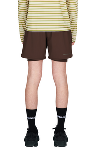 Running shorts in Red Brown, featuring an inner lining and side vents. The 5-inch Flow Shorts offer a soft stretch and are made from ECONYL®. Podium Logo on the front and a reflective "Finish in a Good Place" slogan on the back. Includes one pocket in the inner lining and a hidden pocket at the back. Also available in a 3-inch length.