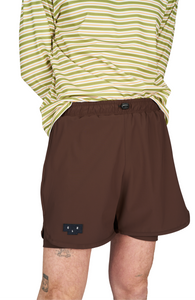 Running shorts in Red Brown, featuring an inner lining and side vents. The 5-inch Flow Shorts offer a soft stretch and are made from ECONYL®. Podium Logo on the front and a reflective "Finish in a Good Place" slogan on the back. Includes one pocket in the inner lining and a hidden pocket at the back. Also available in a 3-inch length.