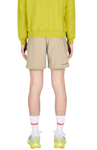 Running shorts in Warm Sand, featuring an inner lining and side vents. The 5-inch Flow Shorts offer a soft stretch and are made from ECONYL®. Podium Logo on the front and a reflective "Finish in a Good Place" slogan on the back. Includes one pocket in the inner lining and a hidden pocket at the back. Also available in a 3-inch length.