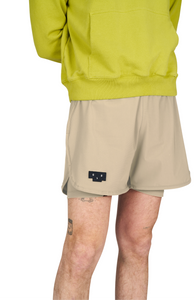 Running shorts in Warm Sand, featuring an inner lining and side vents. The 5-inch Flow Shorts offer a soft stretch and are made from ECONYL®. Podium Logo on the front and a reflective "Finish in a Good Place" slogan on the back. Includes one pocket in the inner lining and a hidden pocket at the back. Also available in a 3-inch length.