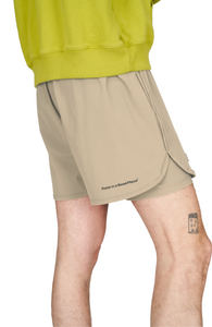 Running shorts in Warm Sand, featuring an inner lining and side vents. The 5-inch Flow Shorts offer a soft stretch and are made from ECONYL®. Podium Logo on the front and a reflective "Finish in a Good Place" slogan on the back. Includes one pocket in the inner lining and a hidden pocket at the back. Also available in a 3-inch length.