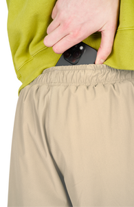 Running shorts in Warm Sand, featuring an inner lining and side vents. The 5-inch Flow Shorts offer a soft stretch and are made from ECONYL®. Podium Logo on the front and a reflective "Finish in a Good Place" slogan on the back. Includes one pocket in the inner lining and a hidden pocket at the back. Also available in a 3-inch length.