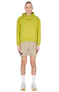 Running shorts in Warm Sand, featuring an inner lining and side vents. The 5-inch Flow Shorts offer a soft stretch and are made from ECONYL®. Podium Logo on the front and a reflective "Finish in a Good Place" slogan on the back. Includes one pocket in the inner lining and a hidden pocket at the back. Also available in a 3-inch length.