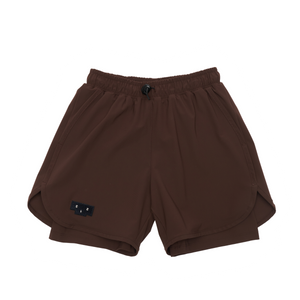 Running shorts in Red Brown, featuring an inner lining and side vents. The 3-inch Flow Shorts offer a soft stretch and are made from ECONYL®. Podium Logo on the front and a reflective 