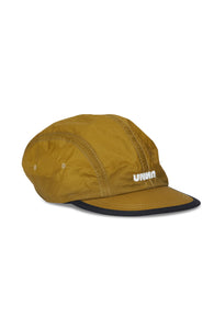 Unisex running cap in Gold Olive. Made in a lightweight (50g/m2) GRS Recycled Polyester. Water repellent, PFC free and adjustable strap. UNNA logo in front and black "Finish in a Good Place" patch in the back.