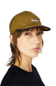 Unisex running cap in Gold Olive. Made in a lightweight (50g/m2) GRS Recycled Polyester. Water repellent, PFC free and adjustable strap. UNNA logo in front and black "Finish in a Good Place" patch in the back.