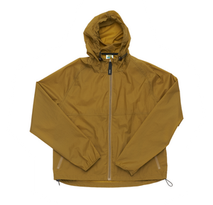 Women's ultra-lightweight running jacket (55g/m²) in Gold Olive. It features an adjustable hood, two side pockets, a back pocket, and side vents for enhanced ventilation. It is equipped with adjustable straps at the hem for a customizable fit. Made from 100% recycled nylon, it offers protection against wind and light rain. Additionally, it is packable, PFC-free, and features a reflective UNNA logo on the back, along with a UNNA patch on the zipper