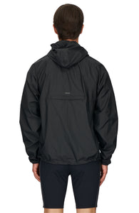 Men's ultra-lightweight running jacket (55g/m²) in Black. It features an adjustable hood, two side pockets, a back pocket, and side vents for enhanced ventilation. It is equipped with adjustable straps at the hem for a customizable fit. Made from 100% recycled nylon, it offers protection against wind and light rain. Additionally, it is packable, PFC-free, and features a reflective UNNA logo on the back, along with a UNNA patch on the zipper