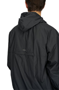 Men's ultra-lightweight running jacket (55g/m²) in Black. It features an adjustable hood, two side pockets, a back pocket, and side vents for enhanced ventilation. It is equipped with adjustable straps at the hem for a customizable fit. Made from 100% recycled nylon, it offers protection against wind and light rain. Additionally, it is packable, PFC-free, and features a reflective UNNA logo on the back, along with a UNNA patch on the zipper