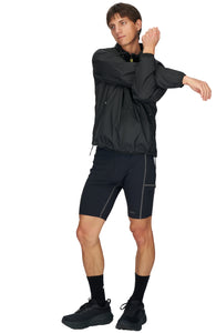 Men's ultra-lightweight running jacket (55g/m²) in Black. It features an adjustable hood, two side pockets, a back pocket, and side vents for enhanced ventilation. It is equipped with adjustable straps at the hem for a customizable fit. Made from 100% recycled nylon, it offers protection against wind and light rain. Additionally, it is packable, PFC-free, and features a reflective UNNA logo on the back, along with a UNNA patch on the zipper