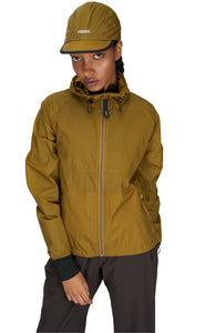 Women's ultra-lightweight running jacket (55g/m²) in Gold Olive. It features an adjustable hood, two side pockets, a back pocket, and side vents for enhanced ventilation. It is equipped with adjustable straps at the hem for a customizable fit. Made from 100% recycled nylon, it offers protection against wind and light rain. Additionally, it is packable, PFC-free, and features a reflective UNNA logo on the back, along with a UNNA patch on the zipper