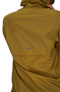 Women's ultra-lightweight running jacket (55g/m²) in Gold Olive. It features an adjustable hood, two side pockets, a back pocket, and side vents for enhanced ventilation. It is equipped with adjustable straps at the hem for a customizable fit. Made from 100% recycled nylon, it offers protection against wind and light rain. Additionally, it is packable, PFC-free, and features a reflective UNNA logo on the back, along with a UNNA patch on the zipper