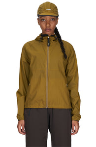 Women's ultra-lightweight running jacket (55g/m²) in Gold Olive. It features an adjustable hood, two side pockets, a back pocket, and side vents for enhanced ventilation. It is equipped with adjustable straps at the hem for a customizable fit. Made from 100% recycled nylon, it offers protection against wind and light rain. Additionally, it is packable, PFC-free, and features a reflective UNNA logo on the back, along with a UNNA patch on the zipper