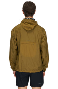 Men's ultra-lightweight running jacket (55g/m²) in Gold Olive. It features an adjustable hood, two side pockets, a back pocket, and side vents for enhanced ventilation. It is equipped with adjustable straps at the hem for a customizable fit. Made from 100% recycled nylon, it offers protection against wind and light rain. Additionally, it is packable, PFC-free, and features a reflective UNNA logo on the back, along with a UNNA patch on the zipper