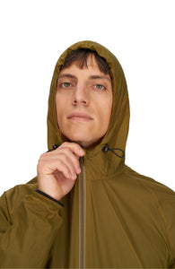 Men's ultra-lightweight running jacket (55g/m²) in Gold Olive. It features an adjustable hood, two side pockets, a back pocket, and side vents for enhanced ventilation. It is equipped with adjustable straps at the hem for a customizable fit. Made from 100% recycled nylon, it offers protection against wind and light rain. Additionally, it is packable, PFC-free, and features a reflective UNNA logo on the back, along with a UNNA patch on the zipper