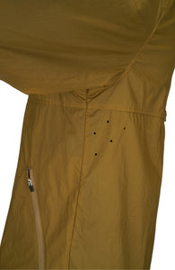 Men's ultra-lightweight running jacket (55g/m²) in Gold Olive. It features an adjustable hood, two side pockets, a back pocket, and side vents for enhanced ventilation. It is equipped with adjustable straps at the hem for a customizable fit. Made from 100% recycled nylon, it offers protection against wind and light rain. Additionally, it is packable, PFC-free, and features a reflective UNNA logo on the back, along with a UNNA patch on the zipper