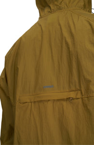 Men's ultra-lightweight running jacket (55g/m²) in Gold Olive. It features an adjustable hood, two side pockets, a back pocket, and side vents for enhanced ventilation. It is equipped with adjustable straps at the hem for a customizable fit. Made from 100% recycled nylon, it offers protection against wind and light rain. Additionally, it is packable, PFC-free, and features a reflective UNNA logo on the back, along with a UNNA patch on the zipper