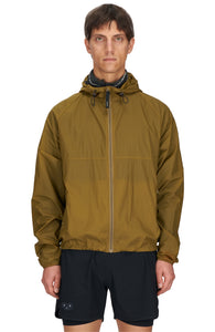 Men's ultra-lightweight running jacket (55g/m²) in Gold Olive. It features an adjustable hood, two side pockets, a back pocket, and side vents for enhanced ventilation. It is equipped with adjustable straps at the hem for a customizable fit. Made from 100% recycled nylon, it offers protection against wind and light rain. Additionally, it is packable, PFC-free, and features a reflective UNNA logo on the back, along with a UNNA patch on the zipper