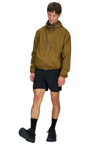 Men's ultra-lightweight running jacket (55g/m²) in Gold Olive. It features an adjustable hood, two side pockets, a back pocket, and side vents for enhanced ventilation. It is equipped with adjustable straps at the hem for a customizable fit. Made from 100% recycled nylon, it offers protection against wind and light rain. Additionally, it is packable, PFC-free, and features a reflective UNNA logo on the back, along with a UNNA patch on the zipper