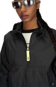 Women's ultra-lightweight running jacket (55g/m²) in Black. It features an adjustable hood, two side pockets, a back pocket, and side vents for enhanced ventilation. It is equipped with adjustable straps at the hem for a customizable fit. Made from 100% recycled nylon, it offers protection against wind and light rain. Additionally, it is packable, PFC-free, and features a reflective UNNA logo on the back, along with a UNNA patch on the zipper