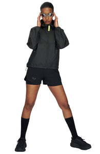 Women's ultra-lightweight running jacket (55g/m²) in Black. It features an adjustable hood, two side pockets, a back pocket, and side vents for enhanced ventilation. It is equipped with adjustable straps at the hem for a customizable fit. Made from 100% recycled nylon, it offers protection against wind and light rain. Additionally, it is packable, PFC-free, and features a reflective UNNA logo on the back, along with a UNNA patch on the zipper