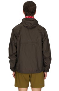 Men's ultra-lightweight running jacket (55g/m²) in Wren Brown. It features an adjustable hood, two side pockets, a back pocket, and side vents for enhanced ventilation. It is equipped with adjustable straps at the hem for a customizable fit. Made from 100% recycled nylon, it offers protection against wind and light rain. Additionally, it is packable, PFC-free, and features a reflective UNNA logo on the back, along with a UNNA patch on the zipper