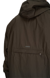 Men's ultra-lightweight running jacket (55g/m²) in Wren Brown. It features an adjustable hood, two side pockets, a back pocket, and side vents for enhanced ventilation. It is equipped with adjustable straps at the hem for a customizable fit. Made from 100% recycled nylon, it offers protection against wind and light rain. Additionally, it is packable, PFC-free, and features a reflective UNNA logo on the back, along with a UNNA patch on the zipper