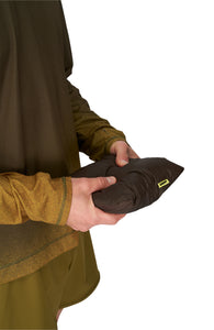 Men's ultra-lightweight running jacket (55g/m²) in Wren Brown. It features an adjustable hood, two side pockets, a back pocket, and side vents for enhanced ventilation. It is equipped with adjustable straps at the hem for a customizable fit. Made from 100% recycled nylon, it offers protection against wind and light rain. Additionally, it is packable, PFC-free, and features a reflective UNNA logo on the back, along with a UNNA patch on the zipper