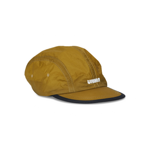 Unisex running cap in Gold Olive. Made in a lightweight (50g/m2) GRS Recycled Polyester. Water repellent, PFC free and adjustable strap. UNNA logo in front and black 