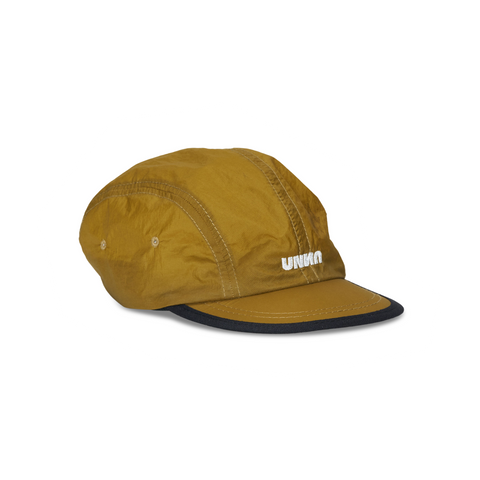 Unisex running cap in Gold Olive. Made in a lightweight (50g/m2) GRS Recycled Polyester. Water repellent, PFC free and adjustable strap. UNNA logo in front and black "Finish in a Good Place" patch in the back.