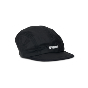 Unisex running cap in Black. Made in a lightweight (50g/m2) GRS Recycled Polyester. Water repellent, PFC free and adjustable strap. UNNA logo in front and black 