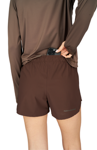 Women's running shorts in Red Brown with a soft stretch and side vents. Podium Logo in the front and reflective "Finish in a Good Place" slogan on the back. Two smart hidden pockets on the inside to keep your phone and keys/headphones in place. Made in Econyl.