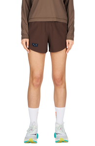 Women's running shorts in Red Brown with a soft stretch and side vents. Podium Logo in the front and reflective "Finish in a Good Place" slogan on the back. Two smart hidden pockets on the inside to keep your phone and keys/headphones in place. Made in Econyl.