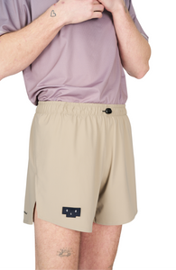 Men's running shorts in Warm Sand with a soft stretch and side vents. Podium Logo in the front and reflective "Finish in a Good Place" slogan on the back. Two smart hidden pockets on the inside to keep your phone and keys/headphones in place. Made in Econyl.