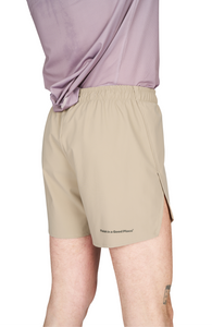 Men's running shorts in Warm Sand with a soft stretch and side vents. Podium Logo in the front and reflective "Finish in a Good Place" slogan on the back. Two smart hidden pockets on the inside to keep your phone and keys/headphones in place. Made in Econyl.