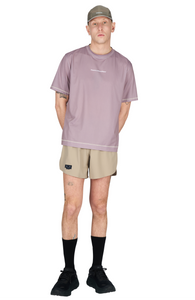 Men's running shorts in Warm Sand with a soft stretch and side vents. Podium Logo in the front and reflective "Finish in a Good Place" slogan on the back. Two smart hidden pockets on the inside to keep your phone and keys/headphones in place. Made in Econyl.