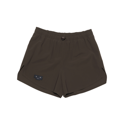 Women's running shorts in Java Brown with a soft stretch and side vents. Podium Logo in the front and reflective "Finish in a Good Place" slogan on the back. Two smart hidden pockets on the inside to keep your phone and keys/headphones in place. Made in Econyl.