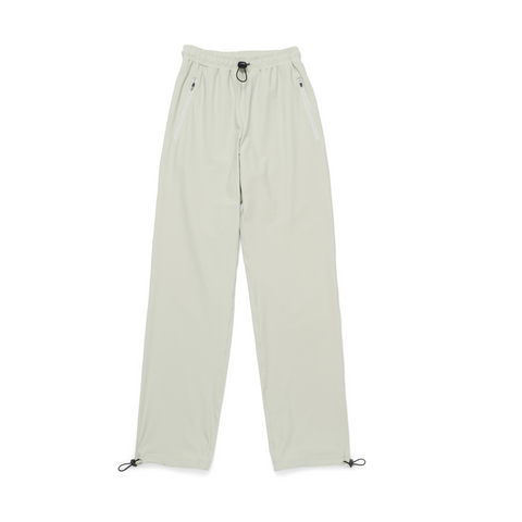 Women's running pants in Blonde Grey with a soft stretch, two front pockets and smart hidden pockets to keep your phone in place. Made in Econyl.