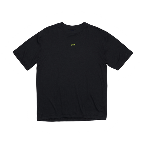 Men's fluid t-shirt in black with embroidered UNNA logo at the chest. 